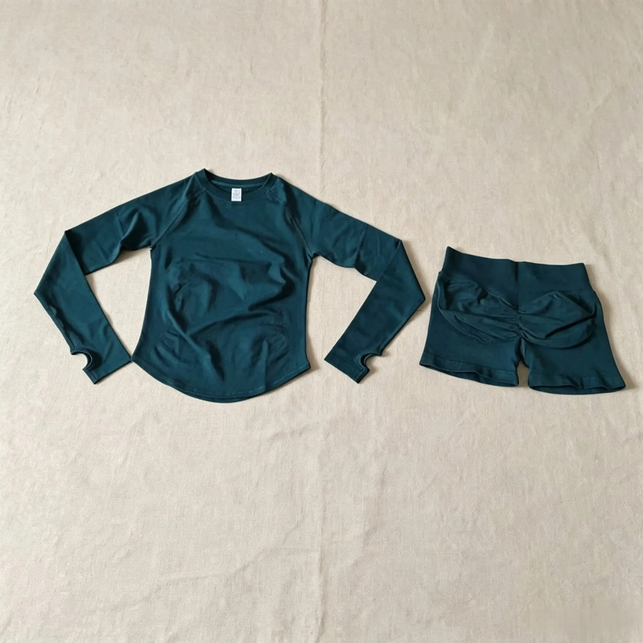 Dneyf 1D-3Y-2F Damen Langarm-Yoga-Set, 2-teilig, Workout-Top mit Daumenloch, Scrunch-Butt-Shorts, schnelltrocknender Fitness-Trainingsanzug – Detail 9