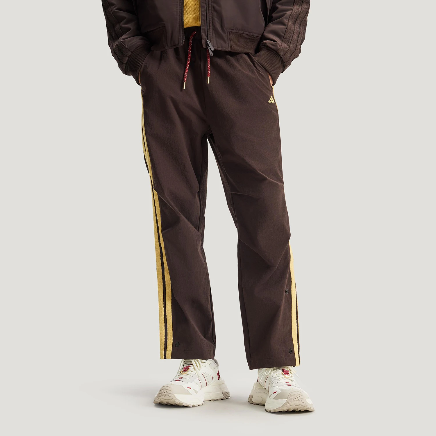 

Оригинальные зимние мужские спортивные брюки Adidas прямого кроя из тканого материала KE4063