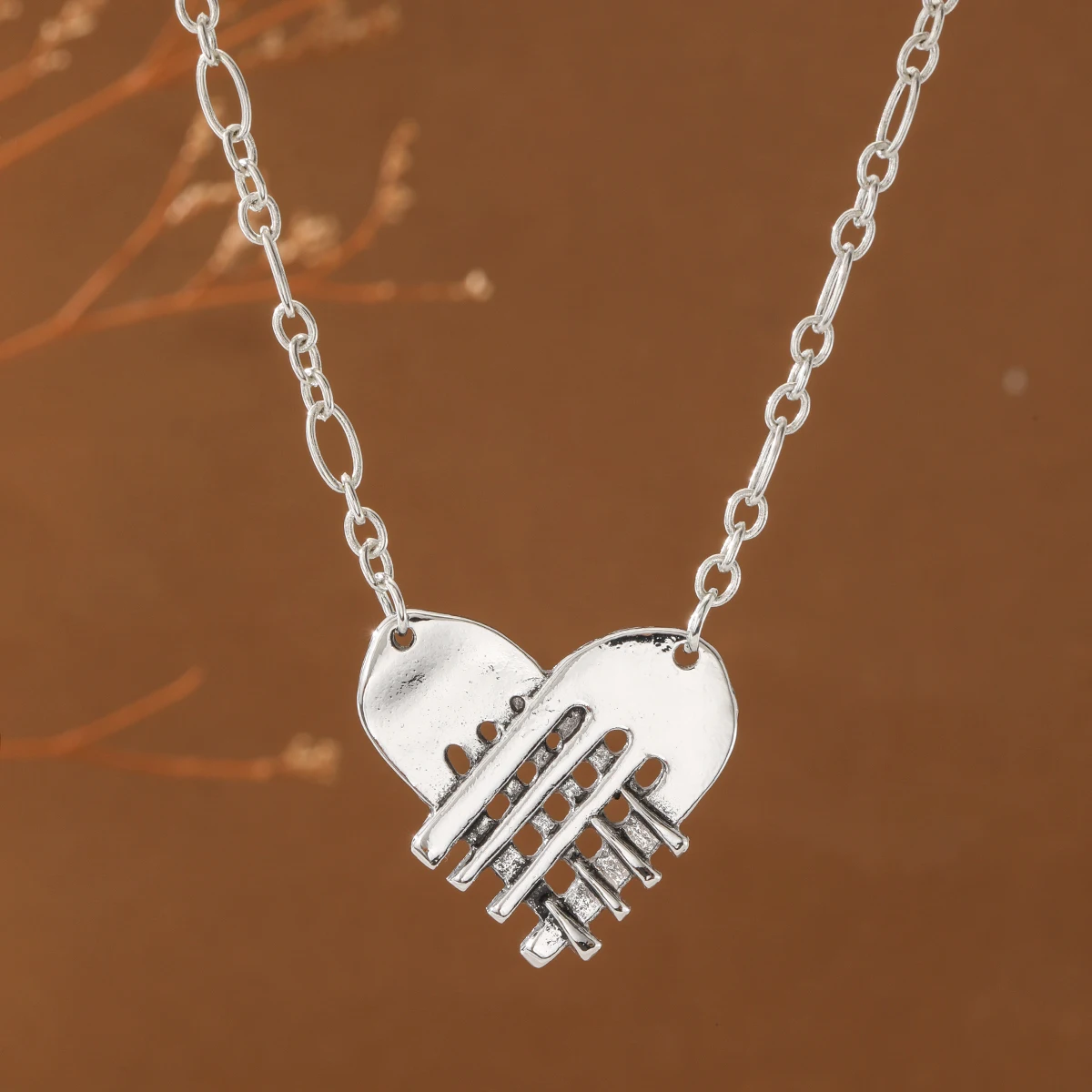 The fashionable interwoven vertical strip hollowed-out fork-shaped lady's pendant necklace is suitable for dates and parties.