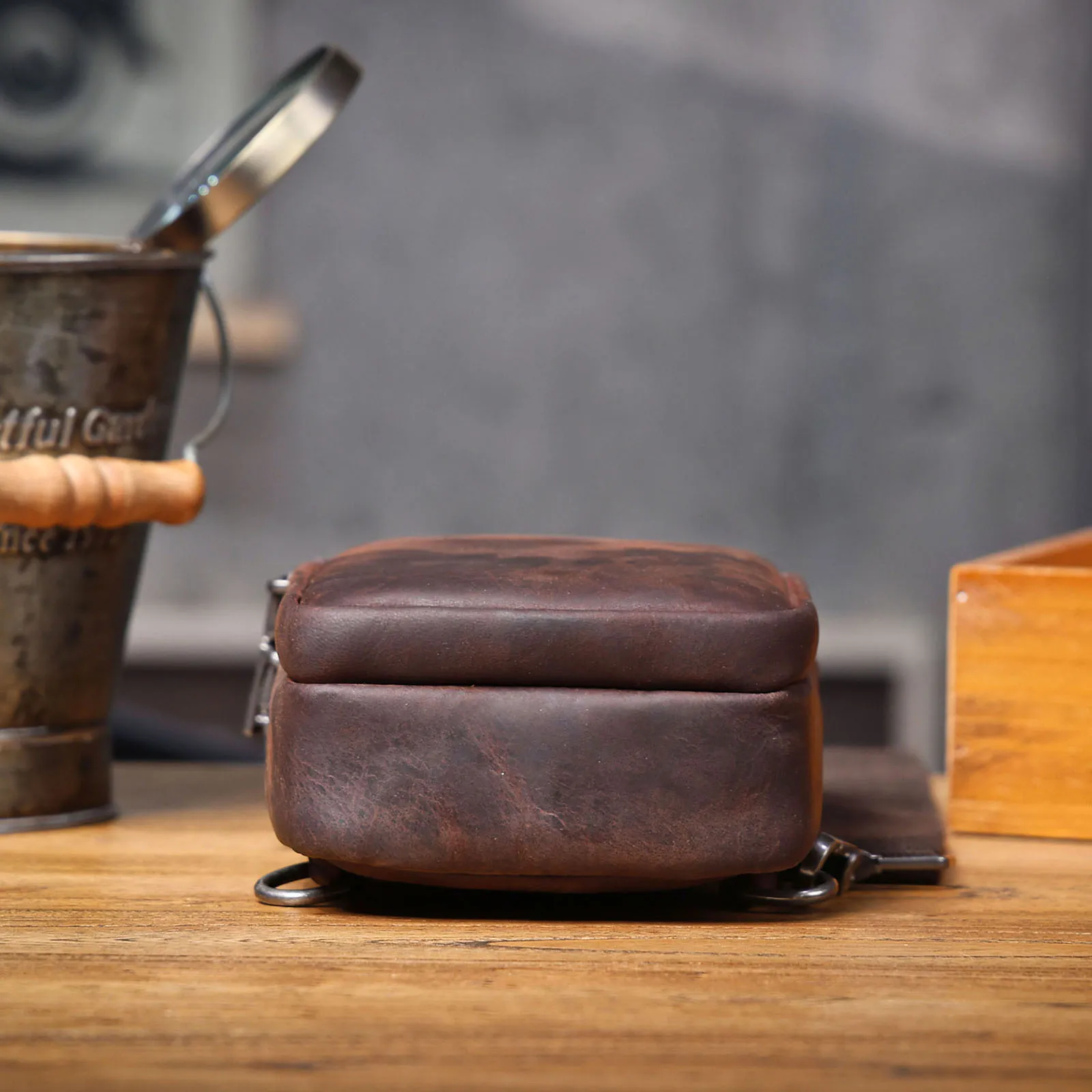Premium-Brusttasche aus echtem Leder für Herren, Vintage-Umhängetasche aus Vollnarbenleder, Umhängetasche, Sling Bag, Tagesrucksack mit großem Fassungsvermögen – Detail 12