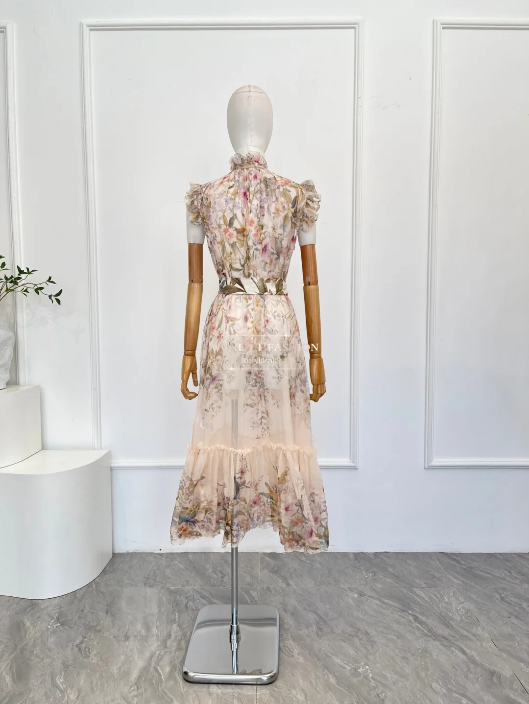 Różowa sukienka midi bez rękawów z falbankami i nadrukiem w kwiaty w stylu rokokowym, nowy wzór 2025