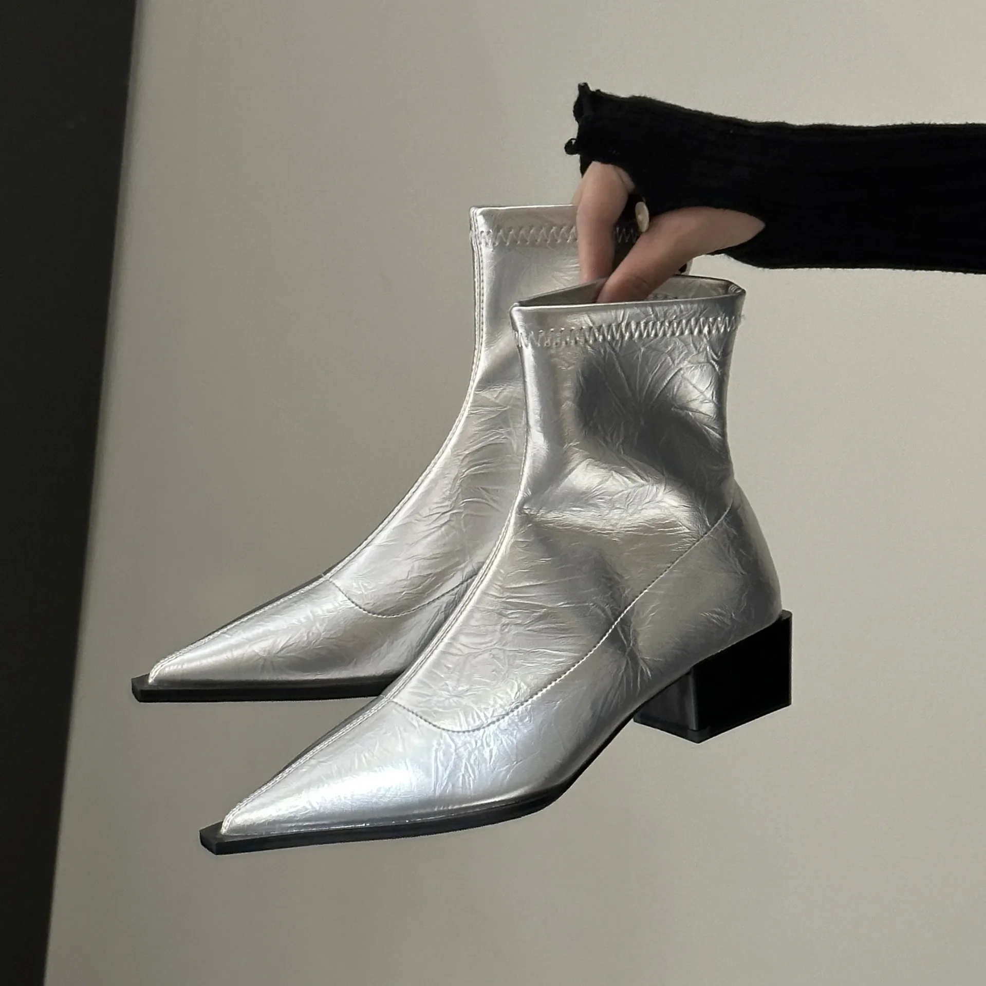 2026 Damen Spitze Stiefeletten mit mittelhohem Absatz, Spitze Leder Sexy Chelsea Boots, Trendiges Design, Winter Pumps, Designer Kurze Stiefel für Damen – Detail 2
