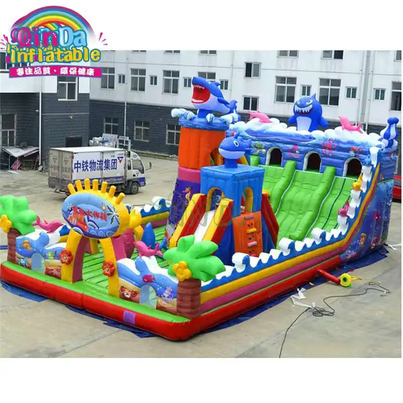 Castillos que rebotan del tobogán alto de la ciudad divertida del patio de juegos inflable de la diversión de la forma del tiburón