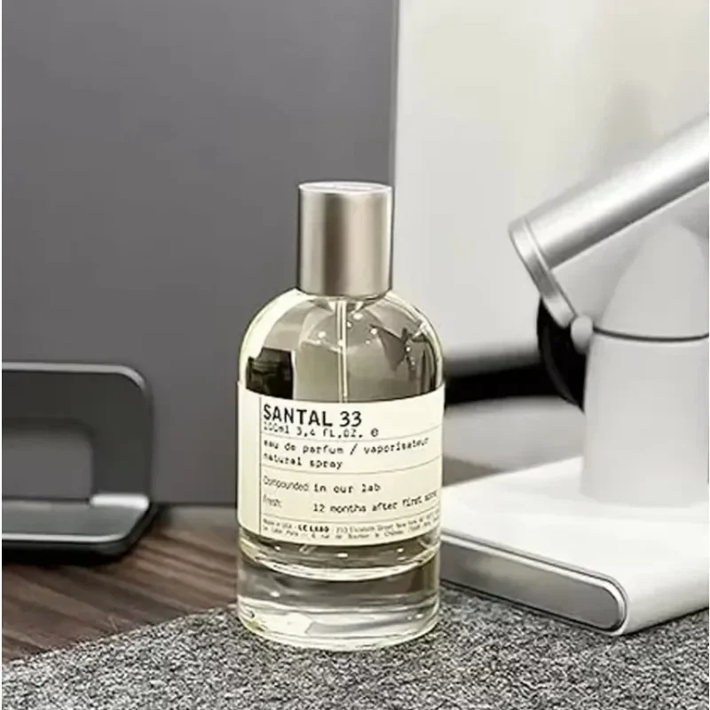 3.4 أونصة، تتميز برائحة خشب الصندل وجوزة الطيب وخشب الأرز مما يجعل هدية مثالية للعطلات، عطر سانتال 33 للجنسين