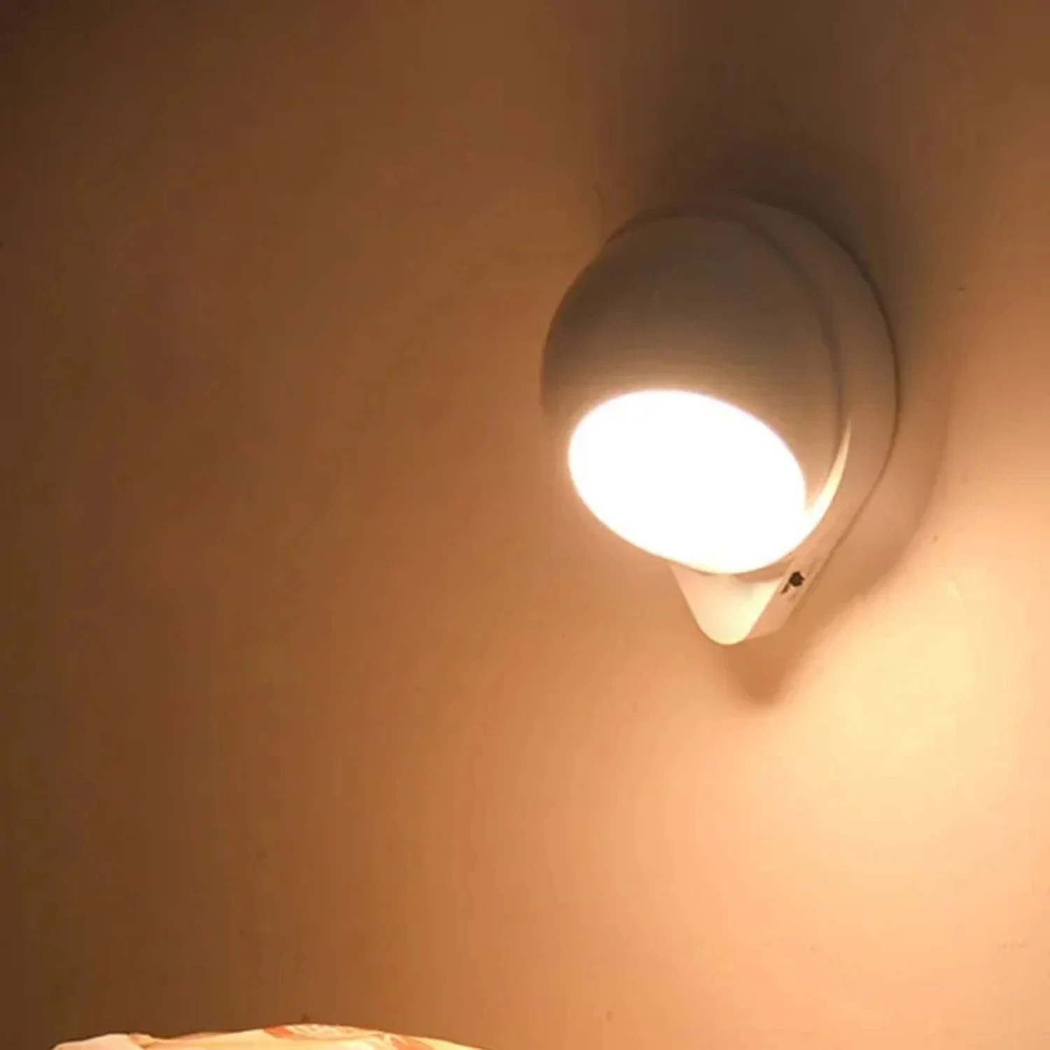 Nuova luce notturna girevole Mini lampada da parete Lampada a induzione Lampada a sospensione accanto all'armadio Interruttore della luce dell'armadio