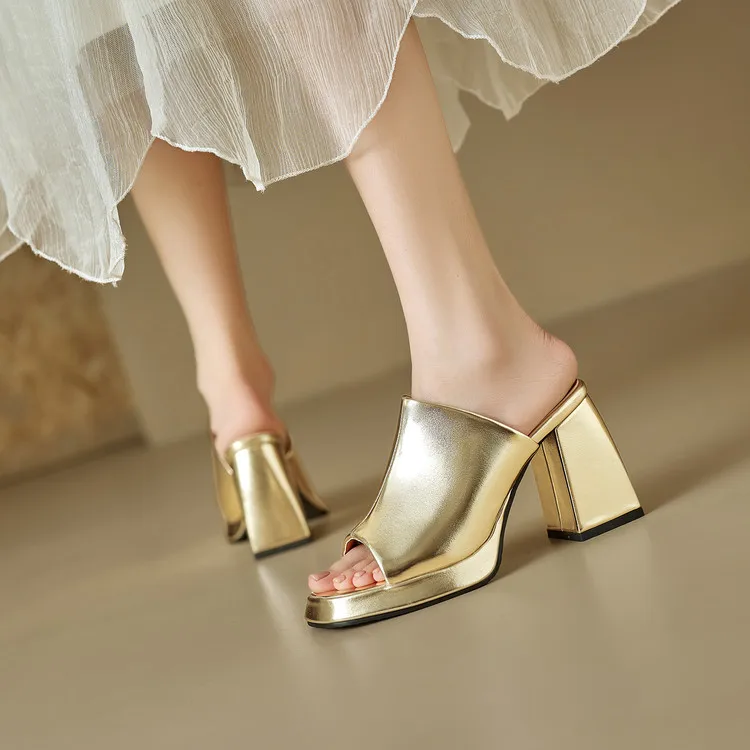 In The Summer of 2026, The New Women's High-heeled Sandals Are Open-toed, and The Simple and Comfortable Slippers Are 32-46. view 3