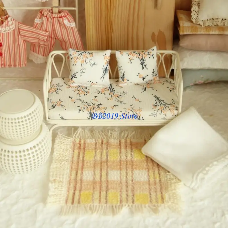 

Q0KB Миниатюрный железный диван, мебель для гостиной с ковриком для стола для кукольного дома 1/12