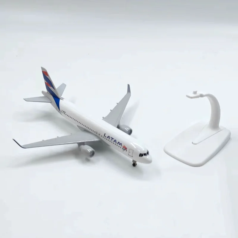 Diecast LATAM Airlines Airbus A320 Painted Alloy Aircraft Model Collectible Toy Gift Souvenir Display Ornament