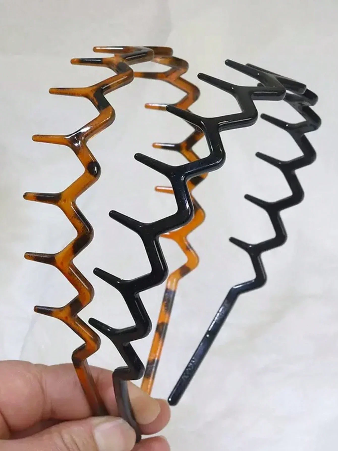 

4 шт. черных волнистых ободков для волос с зубчатой поверхностью, простые, нескользящие, подходят для женских и мужских причесок, для умывания, ухода за кожей, зигзагообразные.