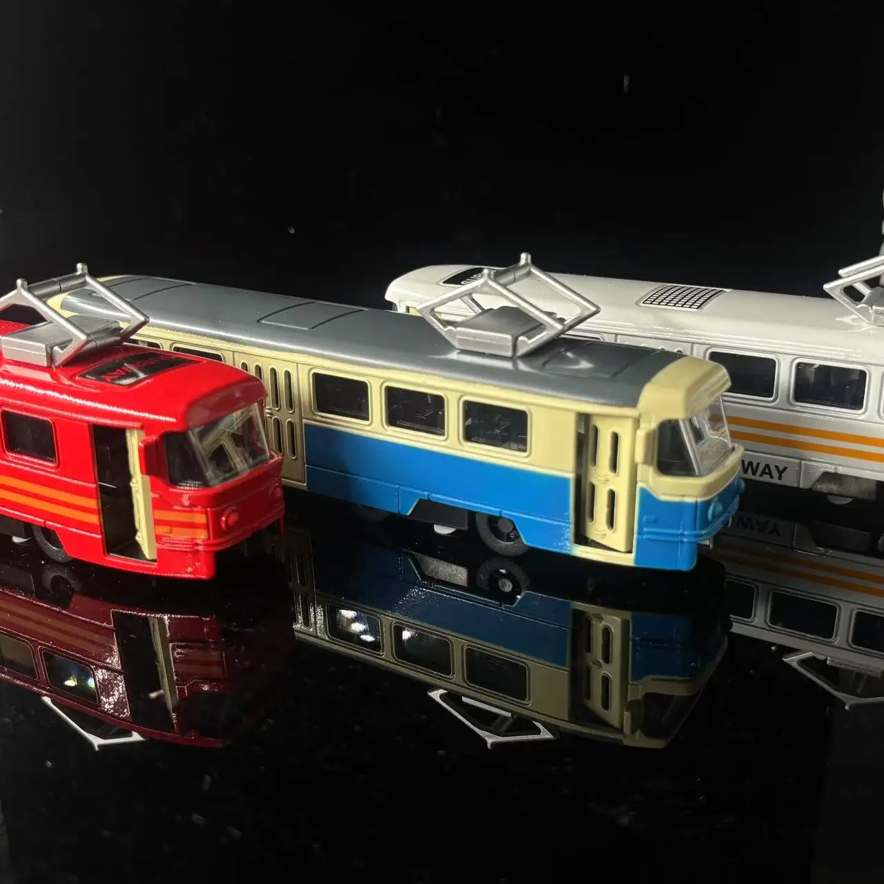 

1: 90 alloy tram model, lighting, music, door opening, subway toy, bus, car model, children's toy
