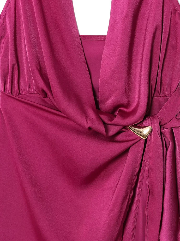 Mini abito allacciato al collo intarsiato in oro senza schienale sexy da donna con temperamento di nuova tendenza della moda estiva in stile europeo e americano