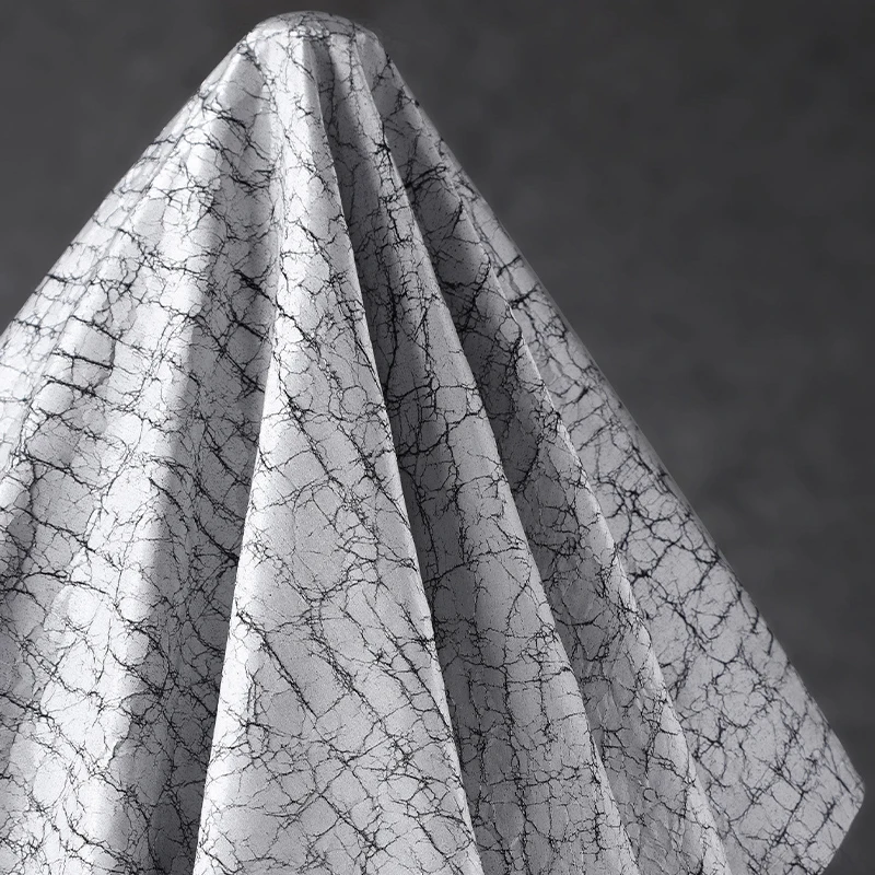 Tela de Cuero Sintético Gris Vintage con Acabado Desgastado y Agrietado para Diseño Creativo de Ropa Exterior, Costura DIY y Confección