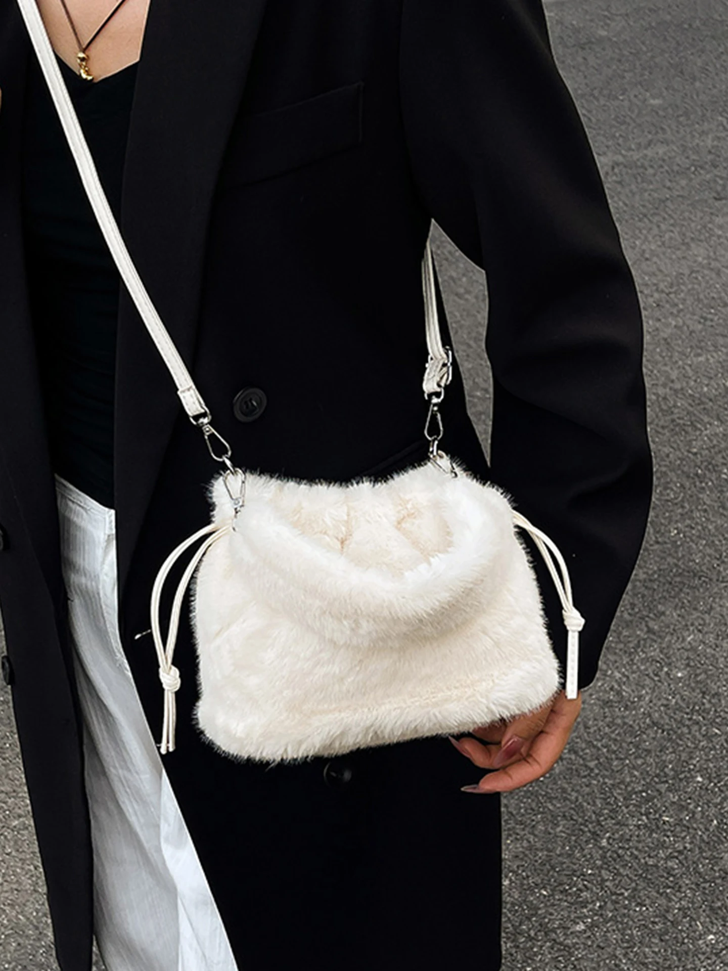 حقيبة شعبية كورية قطيفة للإناث لخريف وشتاء جديد بلون سادة برباط على شكل دلو حقيبة كروس ناعمة للتنقل من Verstile #1