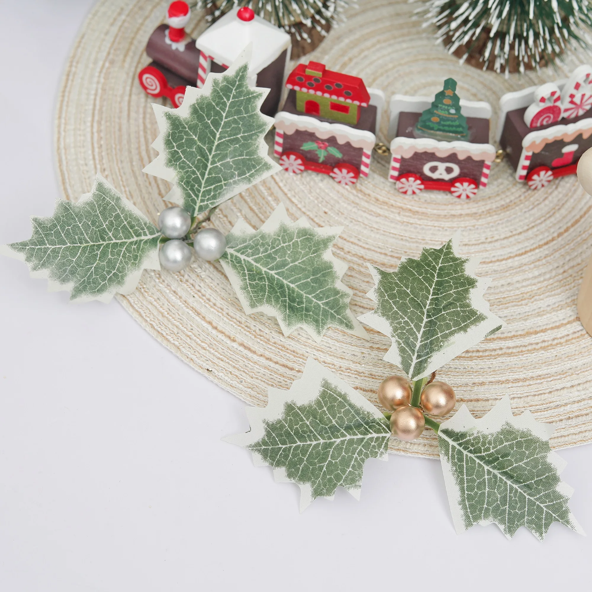 10 Stück künstliche Stechpalmenbeeren mit grünen Blättern für Weihnachtskranz-Arrangement, Kuchendeckel, Basteln, Hochzeit, Party-Dekoration