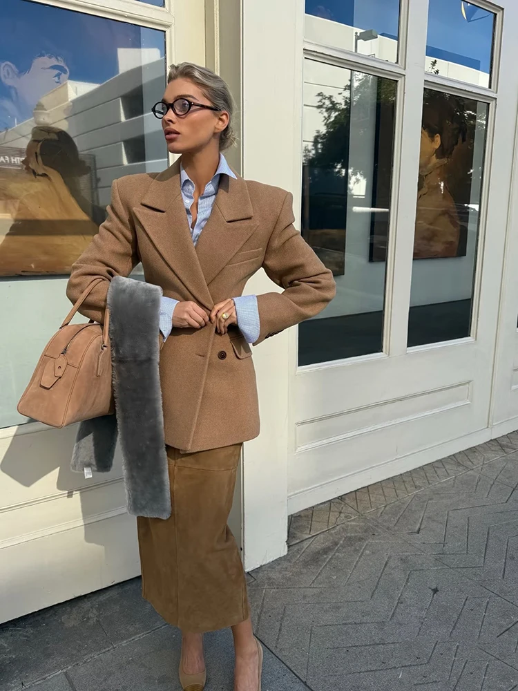 Elegante ed elegante blazer doppiopetto con spalle imbottite, una giacca da donna slim fit a vita alta realizzata in misto lana