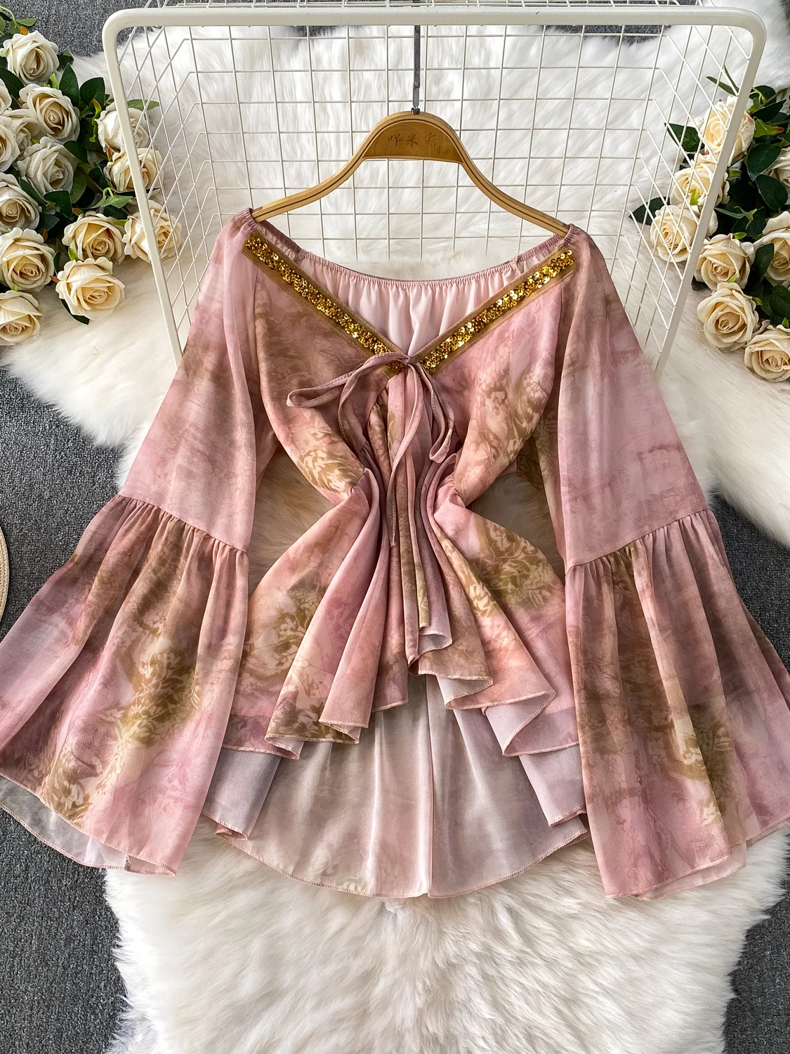   เสื้อพิมพ์ลายทรงหลวมแบบยุโรป แขนกระดิ่ง จับจีบ ทรงเข้ารูป ดีไซน์ไม่สมมาตร แต่งลูกปัด รุ่น Wind V-Ne สำหรับผู้หญิง