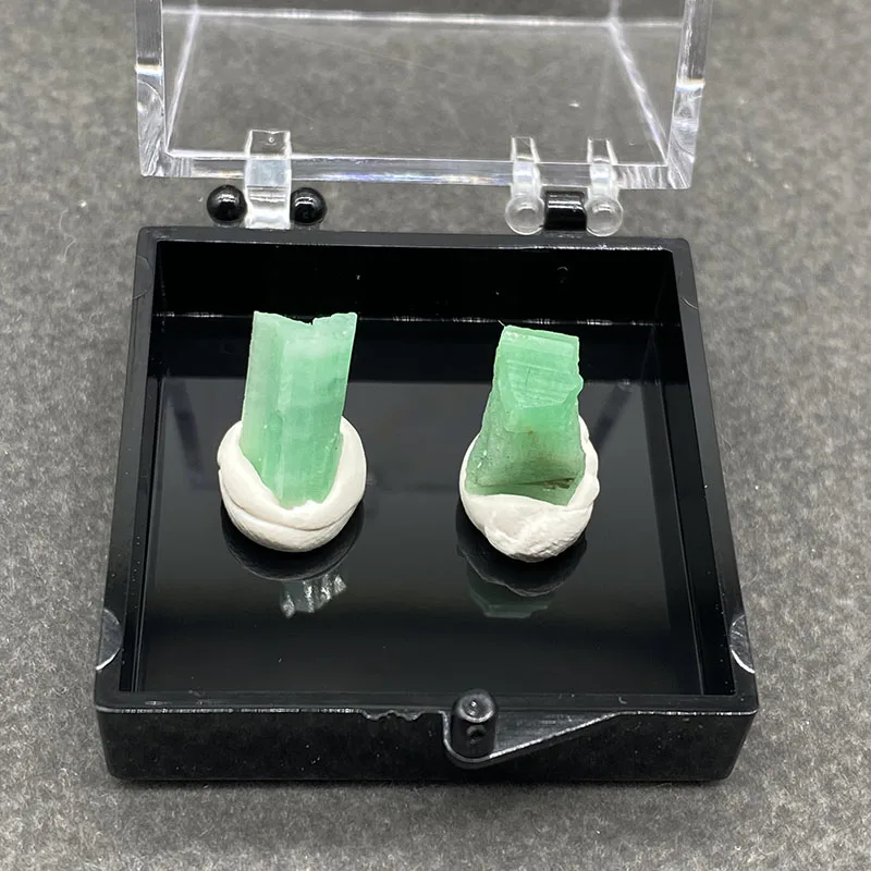 100%  Natural Emerald Mineral Specimens Stones and Crystals Healing Crystal   +Box size:35*35*35 mm