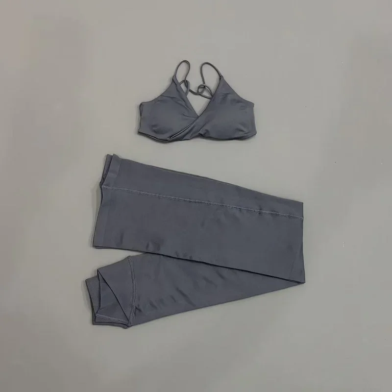 2-teiliges Damen-Workout-Set: High-Waist Cross Flare Leggings und Neckholder-Sport-BH – Schnelltrocknendes, figurformendes Gym-Trainings-Outfit – Detail 15