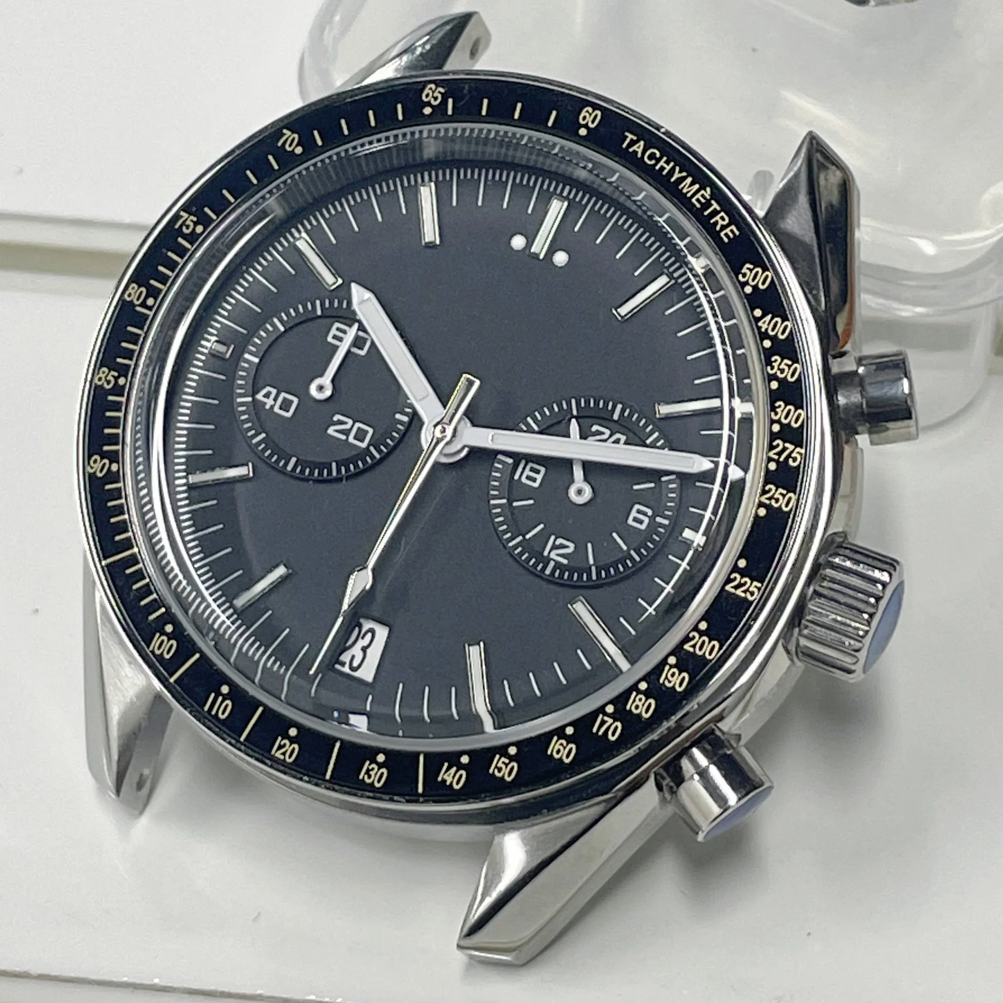 A chronograph calendar quartz watch face, equipped with the VK64 movement, featuring a black dial and compatible with 20mm strap
