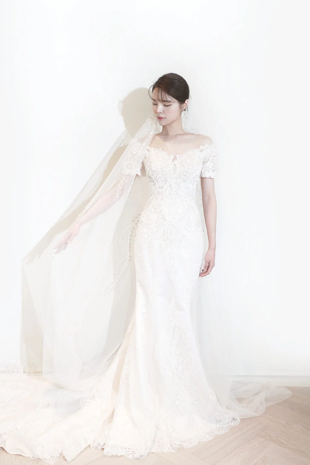 فستان زفاف أنيق مخصص 2025 برقبة على شكل حرف V وأكمام قصيرة من الدانتيل بحاشية حورية البحر فستان زفاف على الطراز الكوري