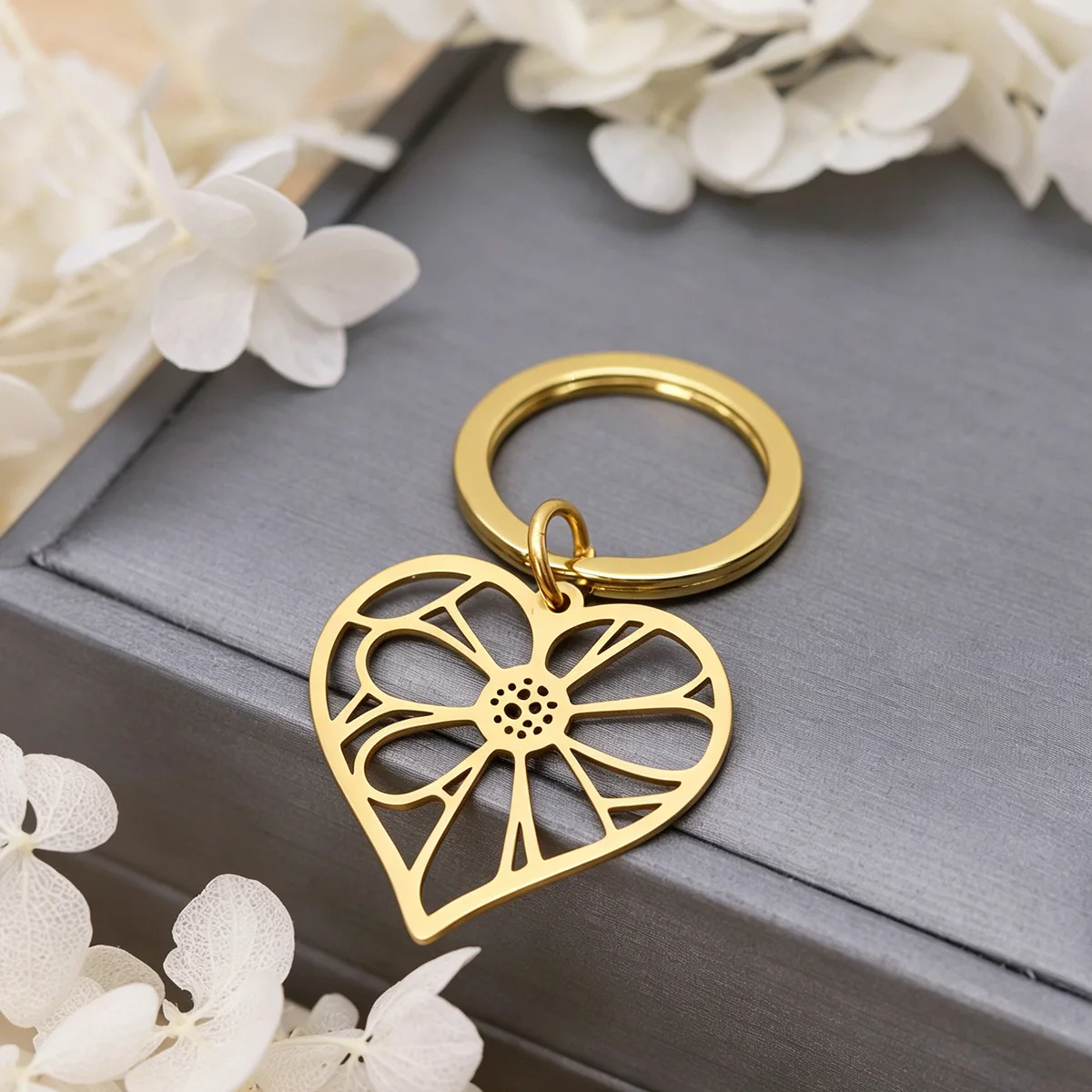 Elegant Floral Inside Heart Keychain Stainless Steel Love Heart Pendant Key Ring Accessory Valentine’s Day Gift For Women