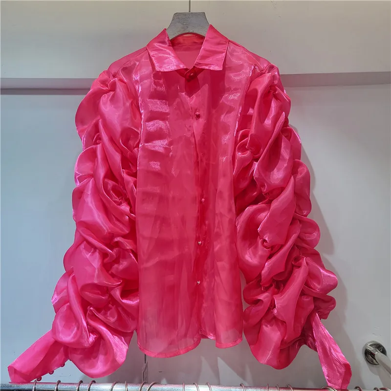 بلوزة شفافة من شين اللؤلؤ بأكمام منتفخة ذات طبقات. يقدم مظهرًا أنيقًا ومثاليًا للعمل أو المناسبات الخاصة. #2