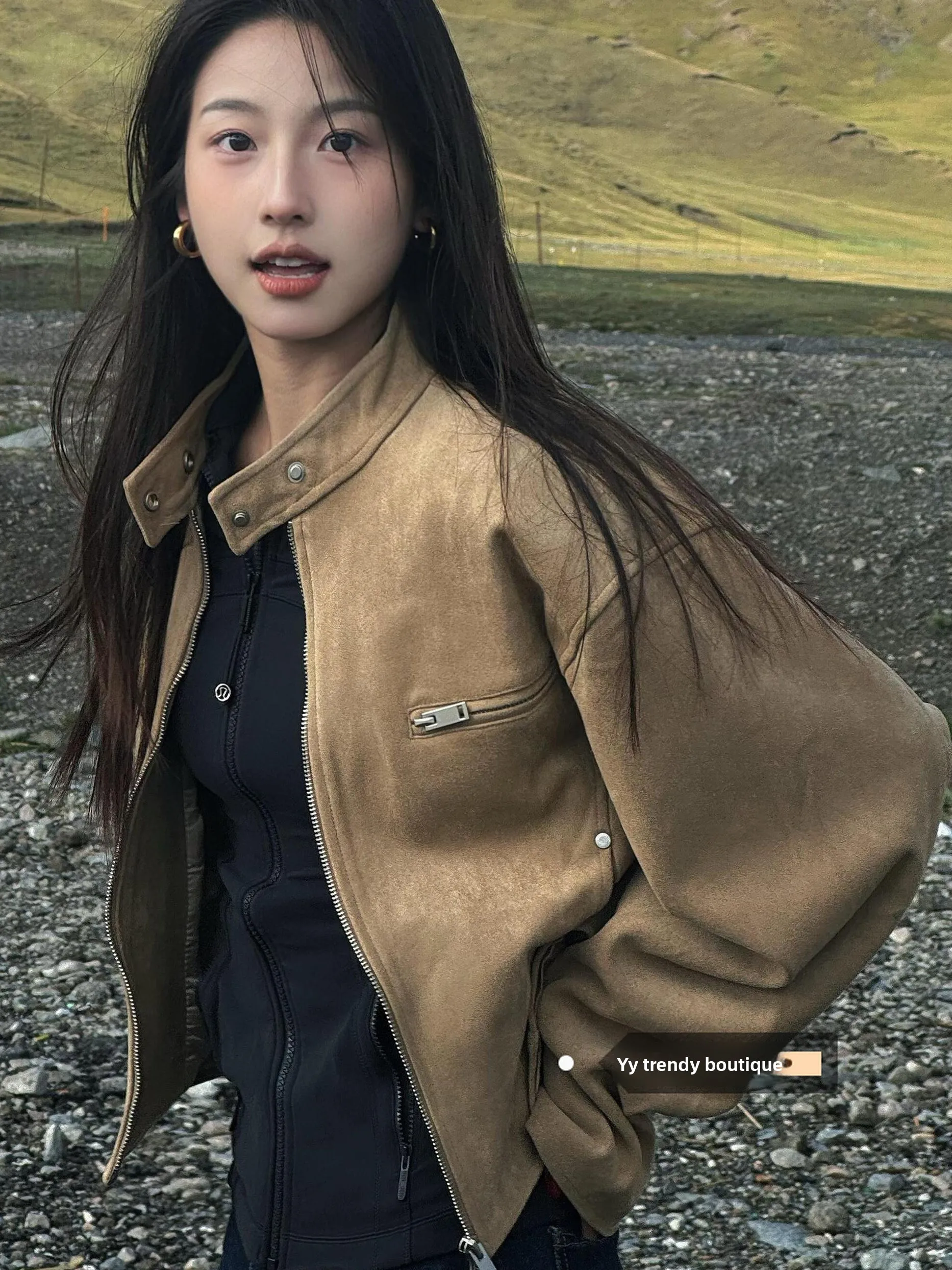 

Модная коричневая короткая мотоциклетная куртка для женщин, весенняя, в стиле рабочей одежды, с декоративными элементами на плечах, трендовая верхняя одежда