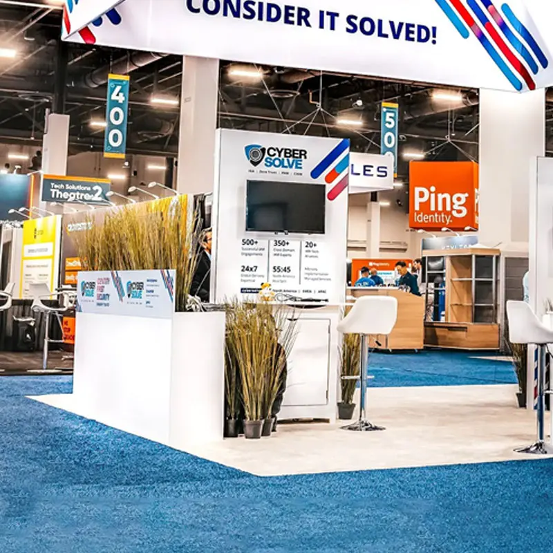 كشك عرض تجاري مضيء مقاس 20 × 20 قدمًا مع علامة معلقة كبيرة