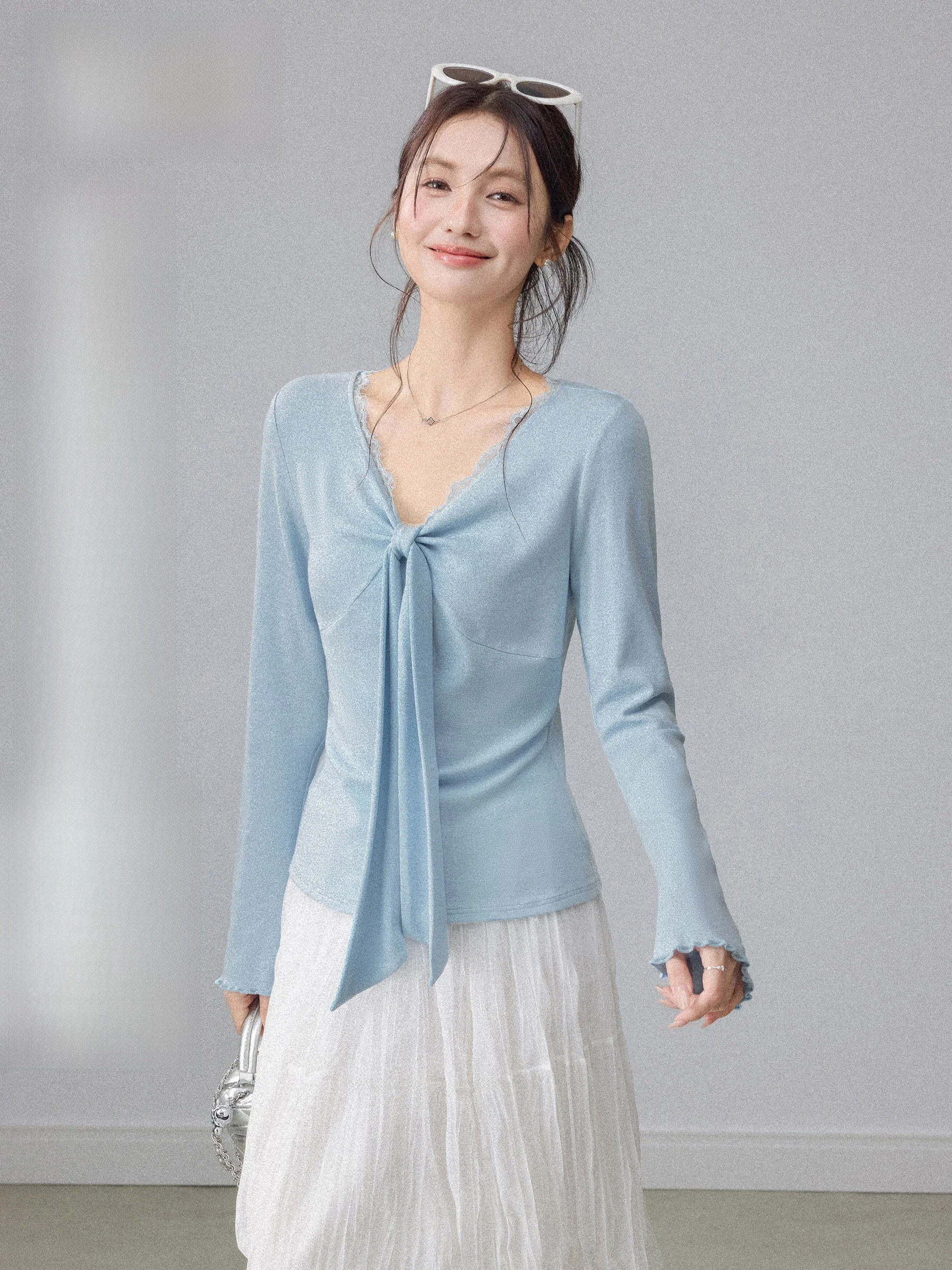 

Синяя женская футболка с длинным рукавом и V-образным вырезом, с кружевной отделкой, для ранней весны, облегающая, для ношения под одеждой, повседневная, универсальная, дышащая, комфортная.