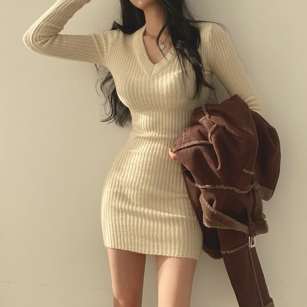 2024 autumn and winter new retro petite V-neck Slim bottoming knitted dress women within the jumper package hip skirt