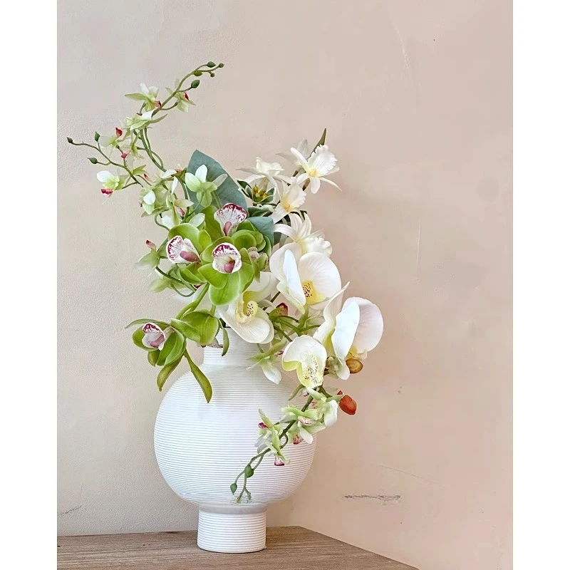 

Бело-зеленая серия, маленький свежий имитирующий цветок, стол, цветок, увлажняющий, ощущение руки, имитация цветочной фотографии, фото