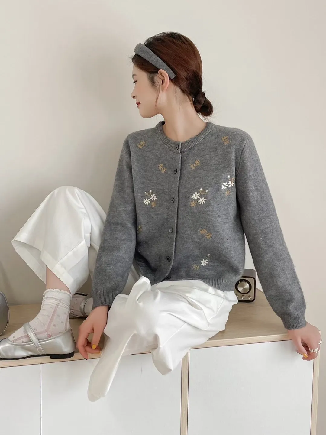 

Мягкий вязаный кардиган с вышивкой, женский повседневный круглый топ Ne, легкий длинный све, удобный крой с цветочным узором