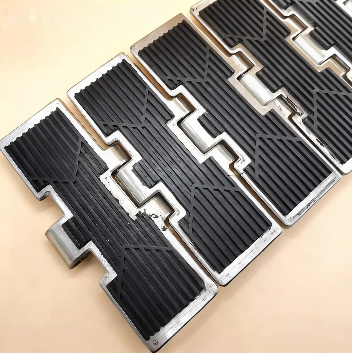 1meters Width:82.6mm 304 Stainless Steel Anti-Slip Chain Plate, Rubber-Attached Metal Conveyor Belt