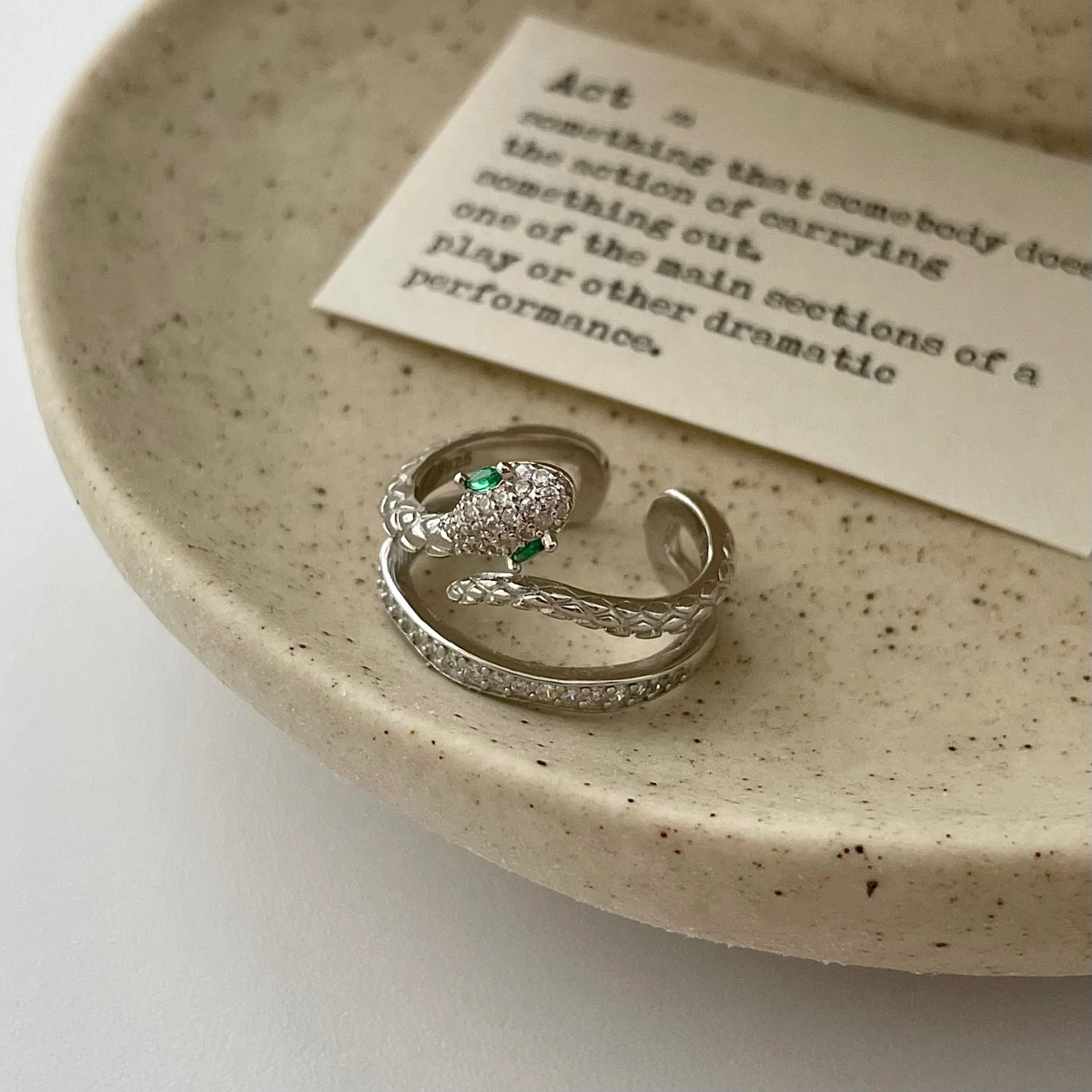 

Кольцо на указательный палец из чистого серебра S925 с микроинкрустацией в виде зеленоглазой змеи, в крутом стиле, легкая роскошь, индивидуальный тренд.