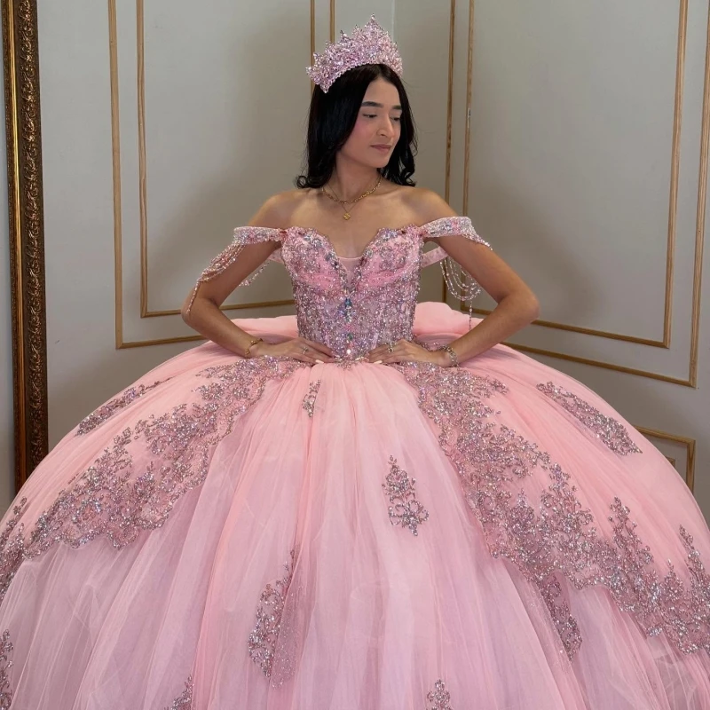 فساتين Quinceanera الوردية اللامعة ثوب حفلة قبالة الكتف زين الدانتيل الخرز القوس تول حفلة عيد ميلاد الحلو 16 فستان Vestidos De