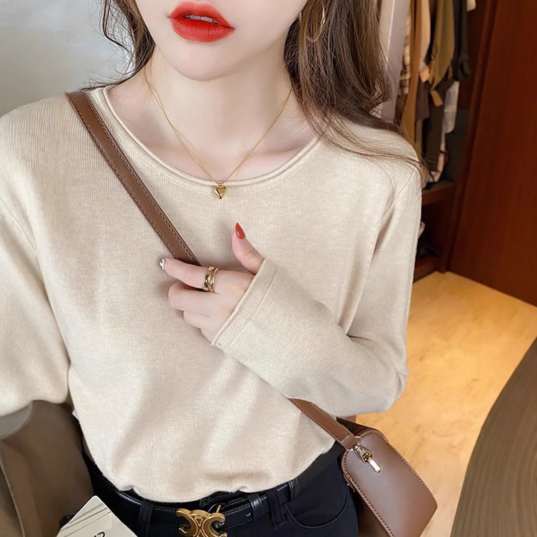 قميص FL Base للنساء بنمط عطر صغير يقترن مع سترة الخريف والشتاء الجديدة ذات الأكمام الطويلة والرقبة المستديرة