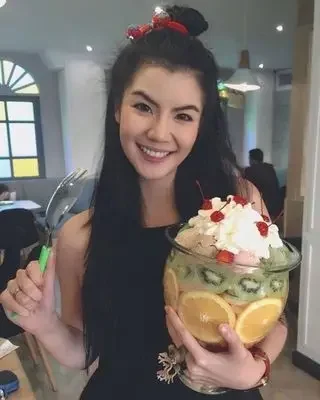 Thai internet celebrity super large ice cream cup, giant British dessert cake bowl, salad bowl, tall glass fruit plate