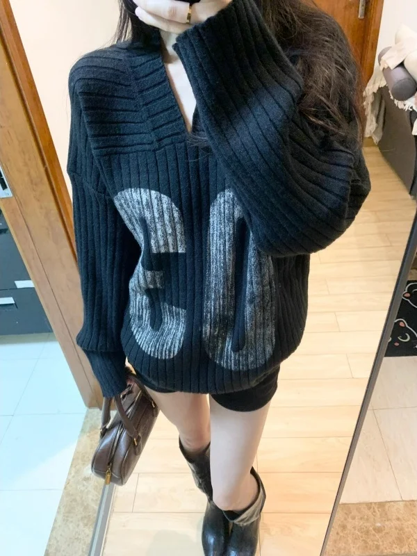 

American Lazy Sle V-Ne Sweater Women Winter Retro Loose Design Bla Long Sve oulder Bared Knitted Top Casual Commut...