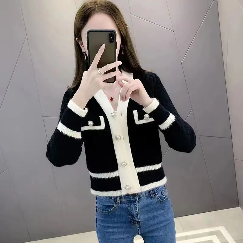 Spring and Autumn Women\'s Cardigan V-neck Long Sleeve Spell Colour Embroidered Flares Button Pocket Fashion Casual Knit Tops