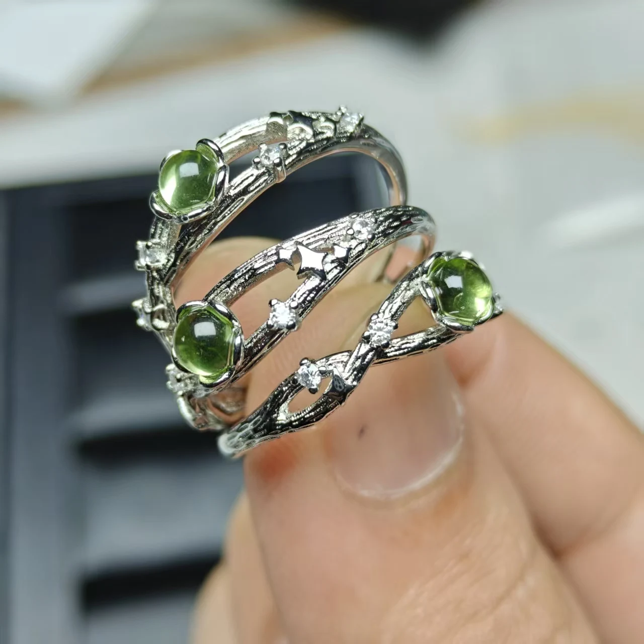 Großhandel Natürliche Peridot-Perlen Runde Kupferringe Modischer Hochschmuck, Bewegliche Ringe mit Verstellbarer Öffnung als Geschenk – Detail 2