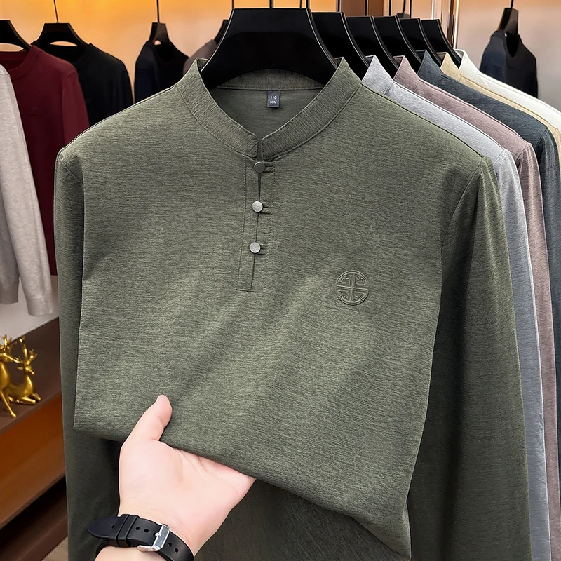 Herren-Langarmshirt im Henley-Stil mit Stehkragen, geprägtem Logo auf der Brust, leicht und bequem, ideal für Büro und Alltag. – Detail 6