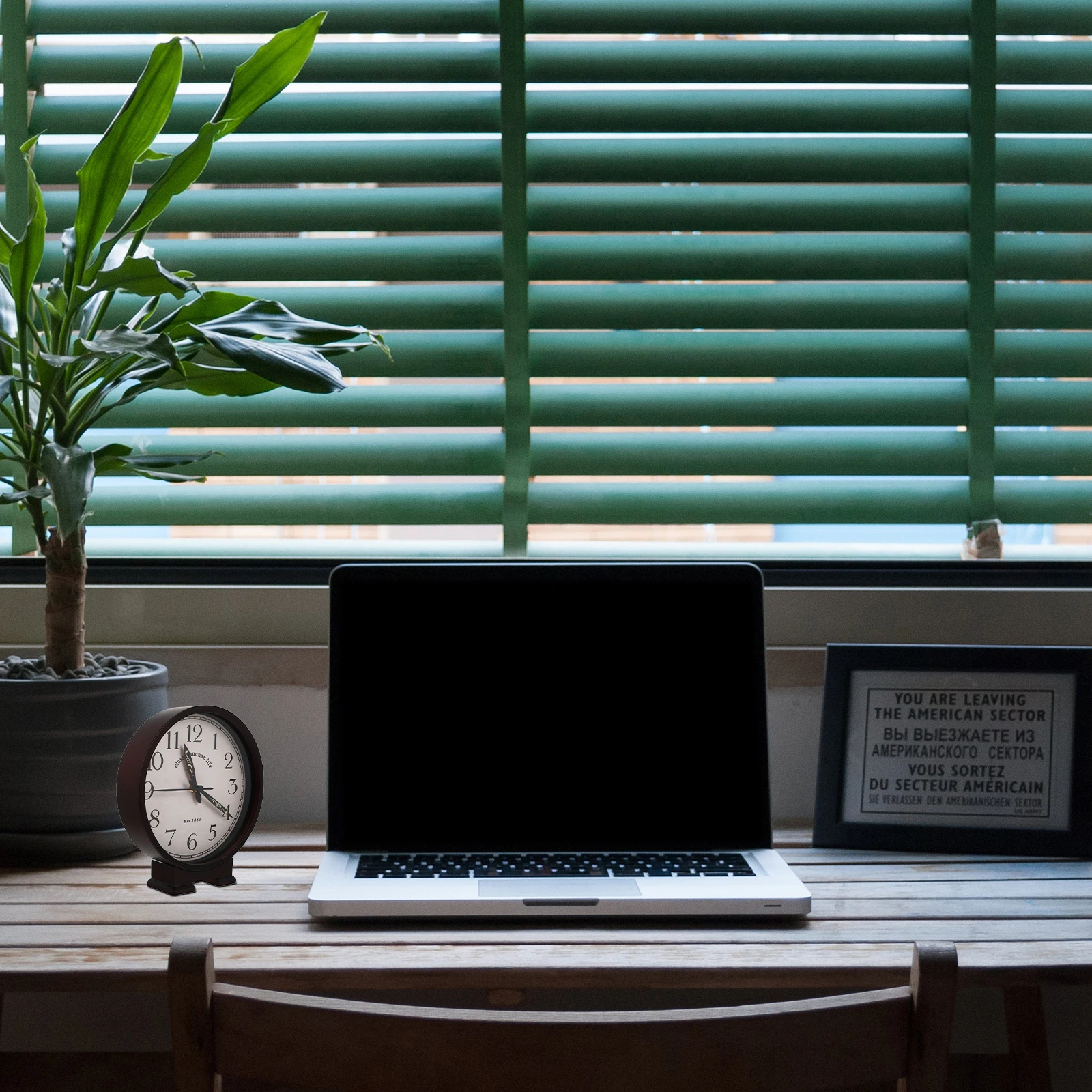 

1Pcs Retro Mute Clock Elegant Decorative Tabletop Clock for Living Room Kitchen Company Christmas Gift Desktop Decoration