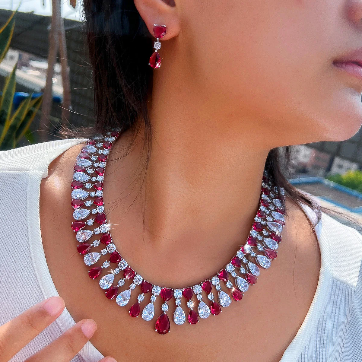 CWWZircons Luxuriöses Set aus roter CZ-Herz-Wassertropfen-Choker-Halskette und Ohrringen für Damen, Hochzeits- und Party-Schmuck, Großhandel T1010 – Detail 3