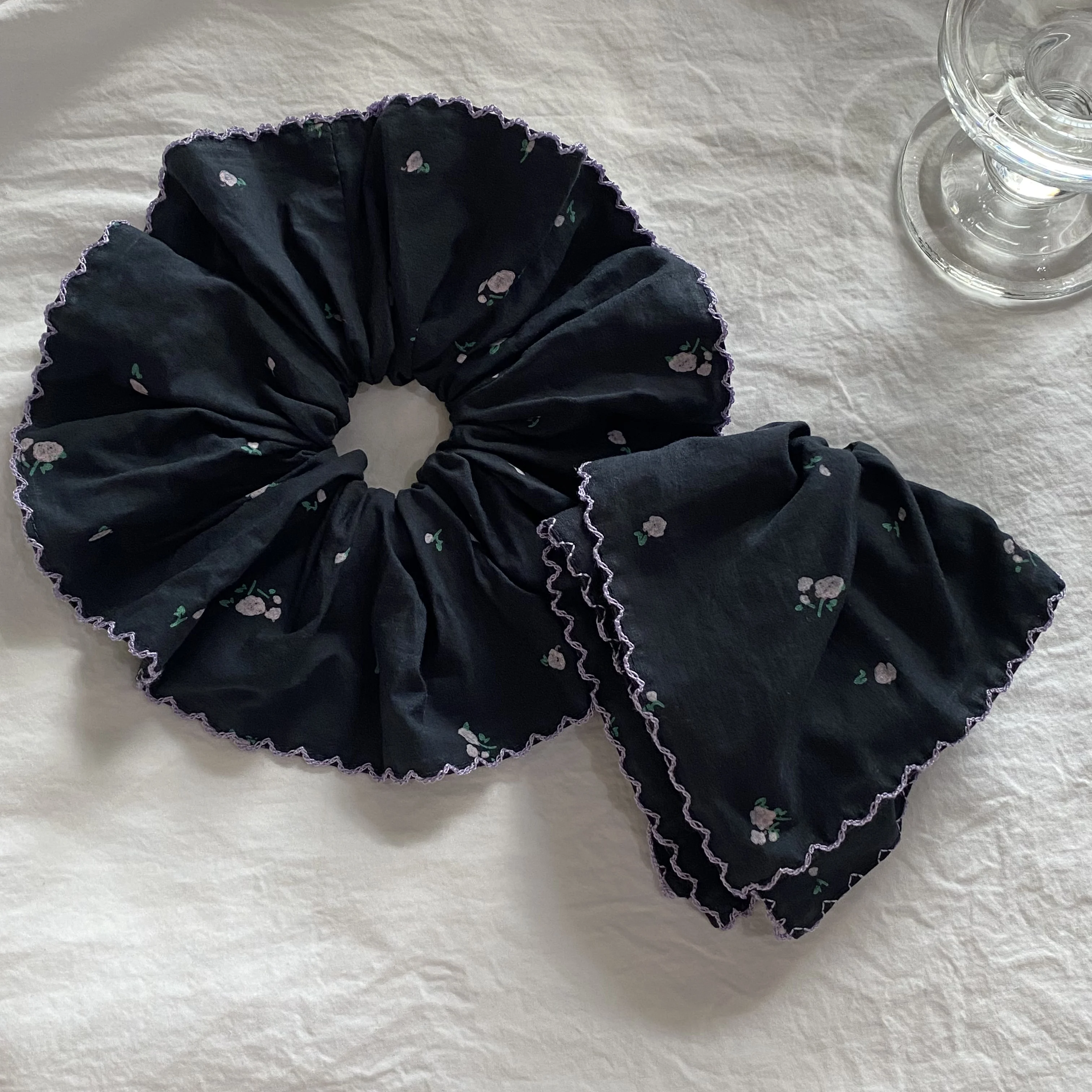 1PC フォレストスタイルダークフローラルプリントヘアシュシュ、パープルトリム付き、大きなフリルヘアタイ、女性用エレガントなヘアアクセサリー