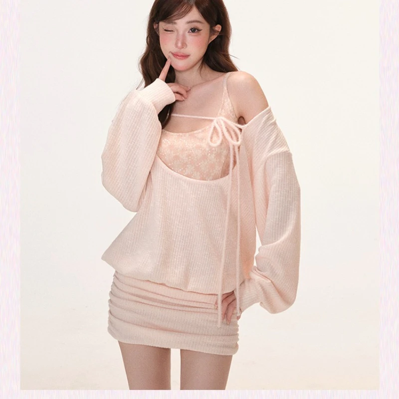 Ensemble deux pièces rose blush, robe mini en tricot côtelé à col bénitier et épaules dénudées avec haut camisole à sequins, ensemble coordonné superposé, doux, sexy, tendance