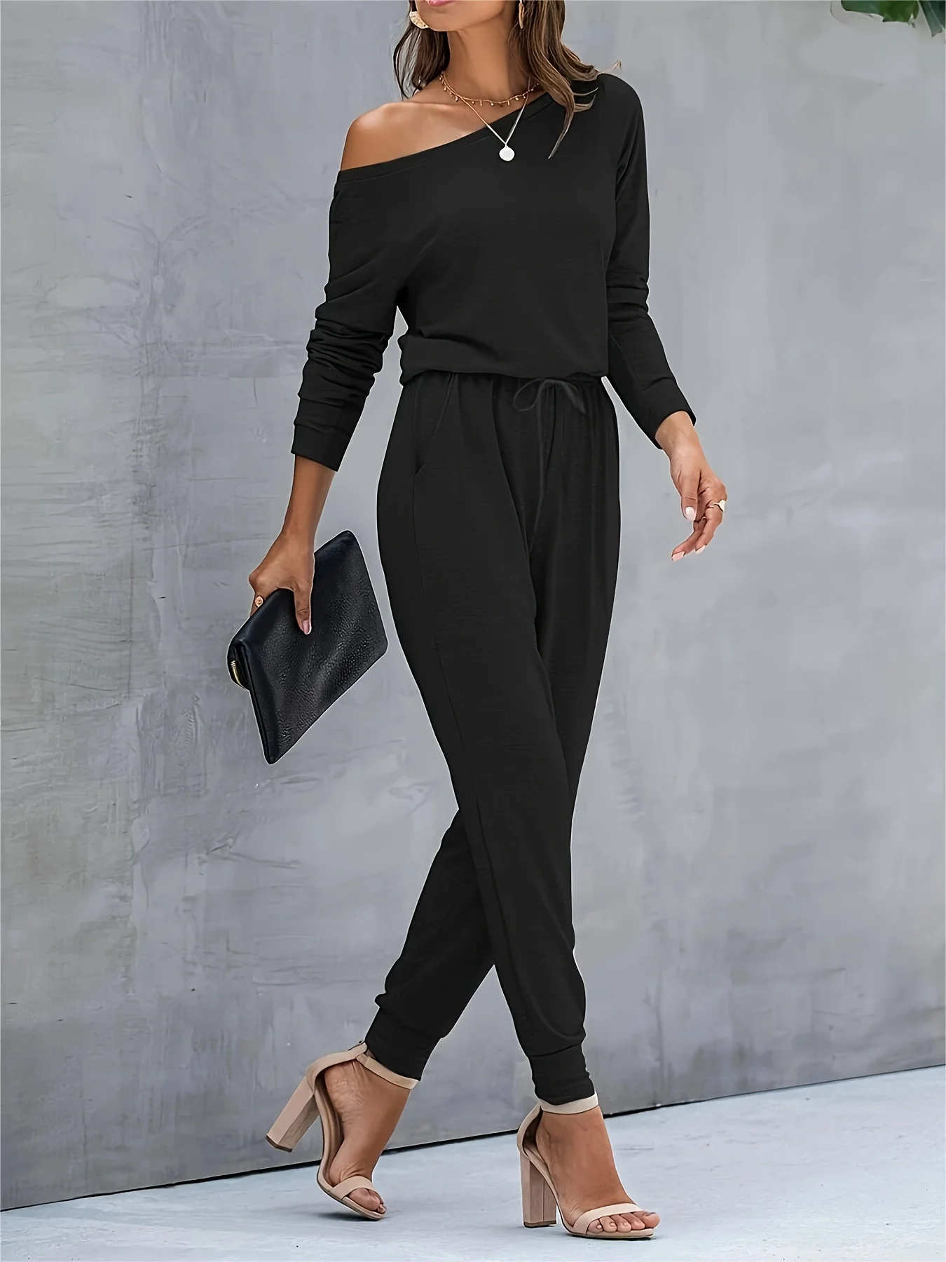 

Женский черный комбинезон с открытыми плечами и длинными рукавами - осенне-зимний повседневный элегантный наряд