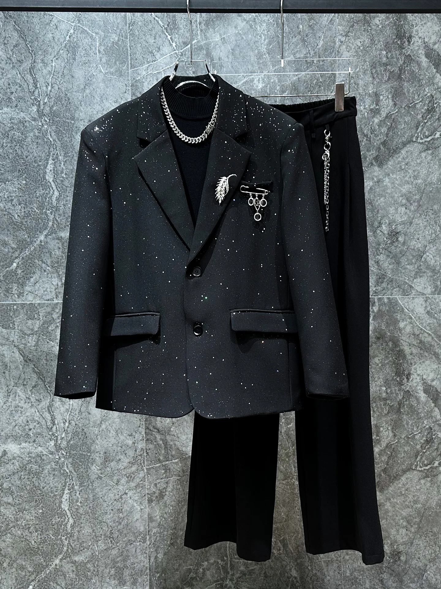 

Trendy Men's Faion Lapel Pin Decorated Suit Jaet Youthful Vitali Sle Long Sve Regular Length Single Button Closure