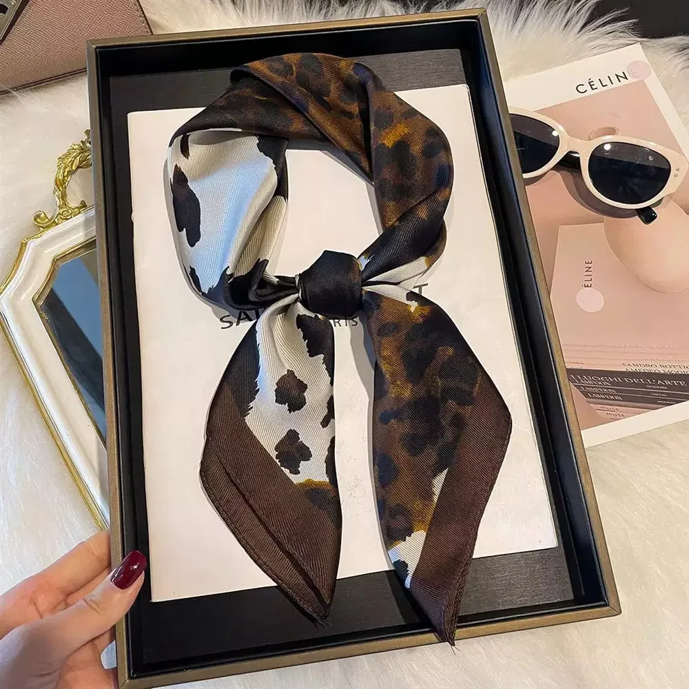 

70x70cm Leopard Print Satin Square Scarf, Women's Fashion Neck Scarf, Vintage Bandana Headscarf for Hair