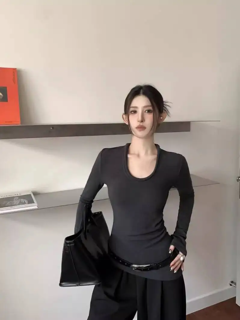 

Женская базовая футболка 2026 года, весна, серая, с U-образным вырезом, длинным рукавом, облегающая, с асимметричным подолом, базовый топ