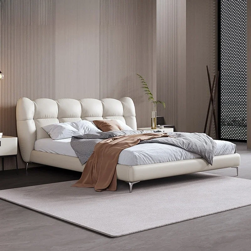 سرير جلدي إيطالي بسيط